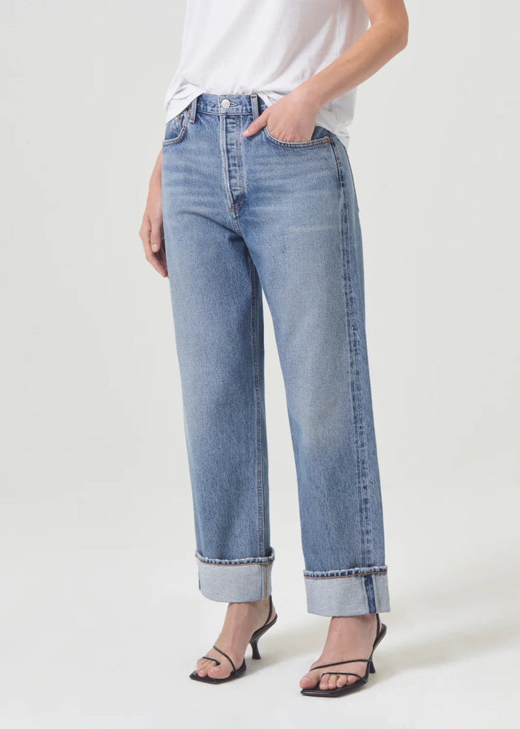 AGOLDE fran low slung straight jeans in invention worn on model. styled AGOLDE denim with white t-shirt and heals.