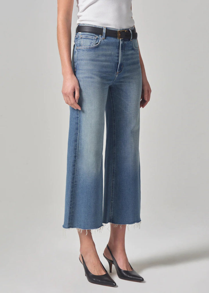 Citizens of humanity lyra crop wide leg in abliss with raw hem styled on model. Side view.
